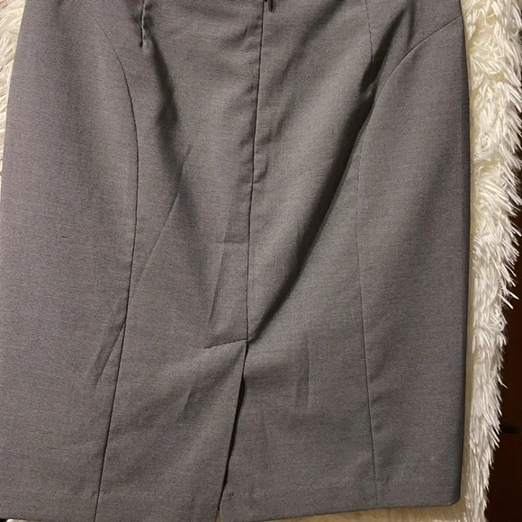 Banana Republic Women’s Black Pinstripe Pencil Mini Skirt. Size 2. - Picture 5 of 6